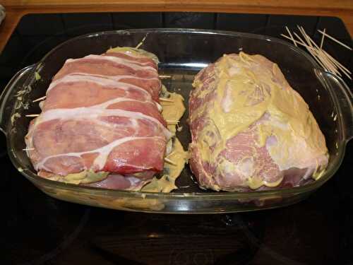 Rôti d'épaule de porc en robe de jambon sec, sauce au bleu