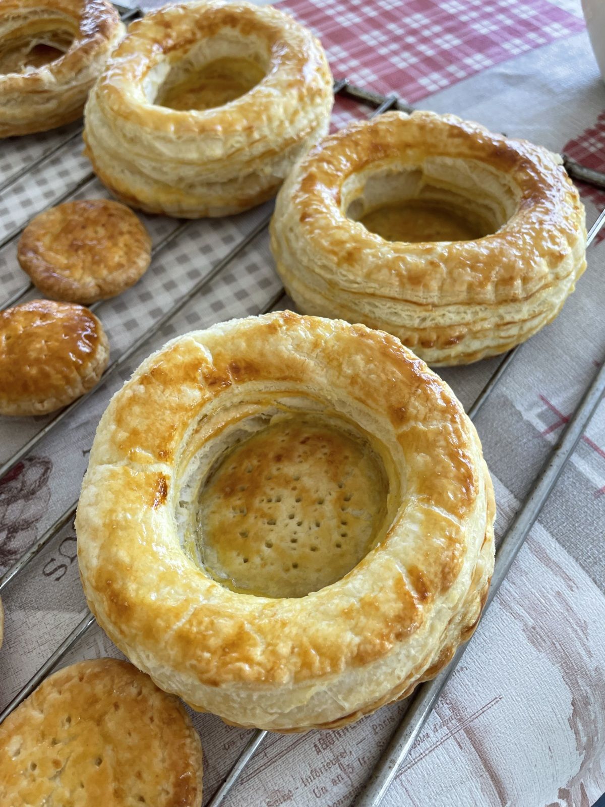 Ingrédients : pour les contenants 500g de pâte feuilletée 1 œuf entier battu pour... - Pour vos palais !
