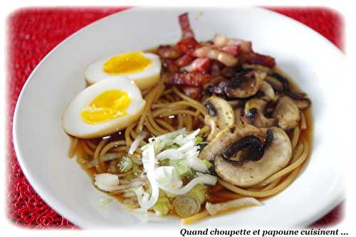 BOUILLON DE NOUILLES, OEUFS ET LARD