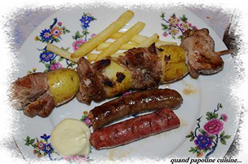 BROCHETTES DE PORC ET POMME DE TERRE AUX HERBES + SAUCISSES ESPELETTE-MERGUEZ