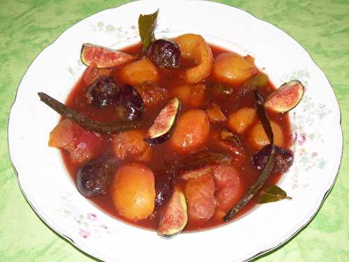 Compote de fruits d'été à la cannelle