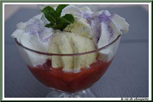 COMPOTE FRAISES-RHUBARBE, BOULE DE GLACE VANILLE ET CHANTILLY MAISON