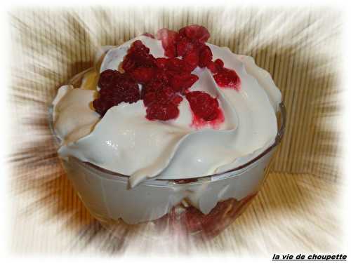 COUPE GLACEE FRAMBOISES, CREME CHANTILLY MAISON, BISCUITS ROSES DE REIMS, EAU DE VIE DE FRAMBOISES