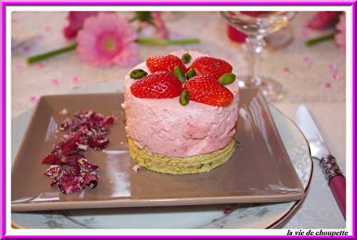 MINI CHEESECAKES DE FRAISES AU BASILIC ET A LA PISTACHE