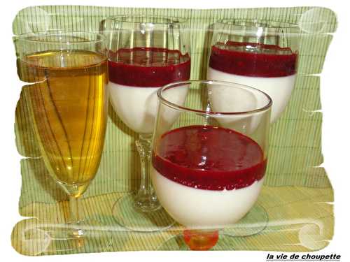 PANNA COTTA AU THE VERT ET COULIS DE FRUITS ROUGES