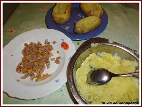 POMMES DE TERRE FARCIES AUX HARENGS FUMES A L'HUILE ET AUX AROMATES