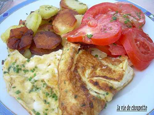 Pommes de terre, omelette et tomates