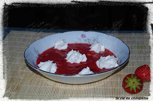 SOUPE DE FRAISES AU BASILIC, CHANTILLY MAISON POIVRE ET PAMPLEMOUSSE