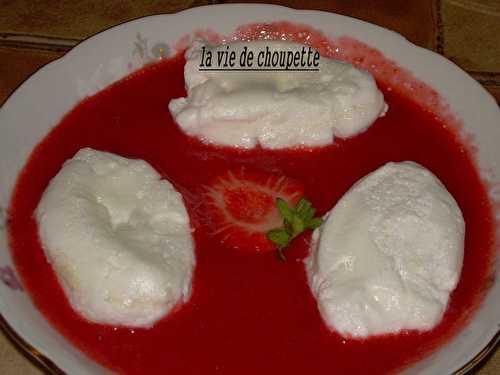 Soupe de fraises et oeufs à la neige