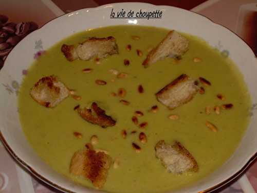 Soupe de petits pois aux pignons de pin grillés