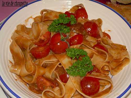 Tagliatelles au pesto, aux tomates et aux anchois