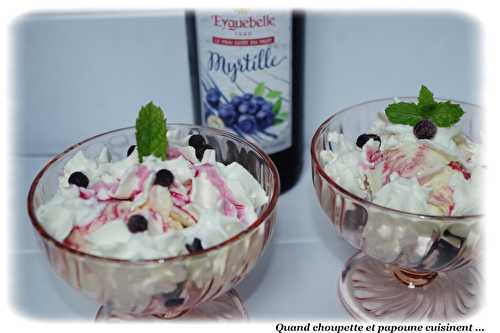 COUPE GLACEE MYRTILLES, MERINGUE, GLACE VANILLE, CHANTILLY ET SIROP DE MYRTILLES EYGUEBELLE