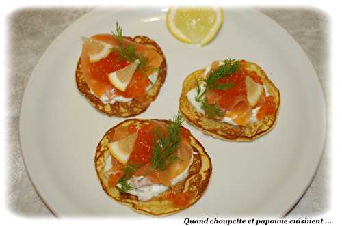 BLINIS AU SAUMON FUME, OEUFS DE SAUMON ET CREME CITRONNEE