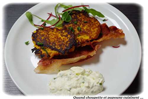 RÖSTI DE PATATES DOUCES, BACON GRILLE ET SAUCE AUX HERBES