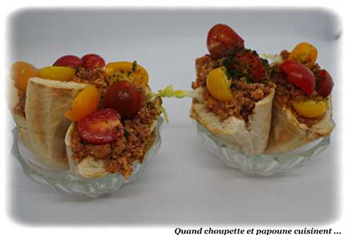 OEUFS BROUILLES AUX MERGUEZ, TOMATES ET PITA GRILLES