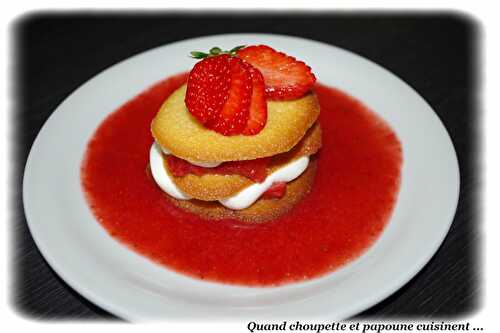 TUILES AUX FRAISES, COULIS DE VIN ROUGE