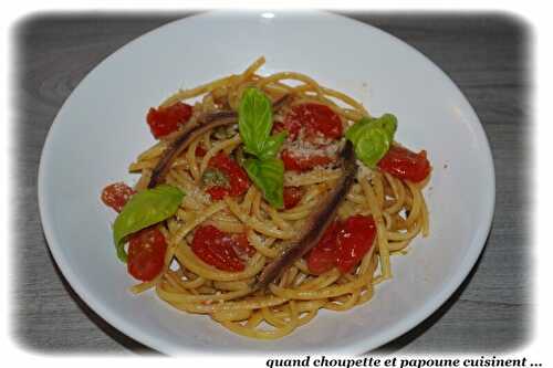 PÂTES AUX TOMATES FRAICHES, AIL, BASILIC, CÂPRES ET ANCHOIS