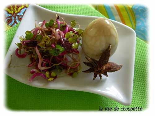 OEUFS MARBRES AU THE NOIR ET SALADE DE POUSSES GERMEES