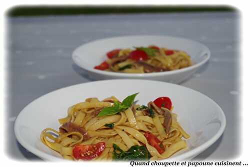 TAGLIATELLES AU PESTO, AUX TOMATES ET AUX ANCHOIS