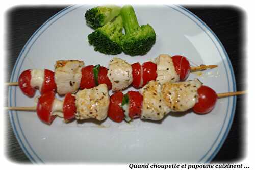 BROCHETTES DE POULET, TOMATES CERISE ET MOZZARELLA