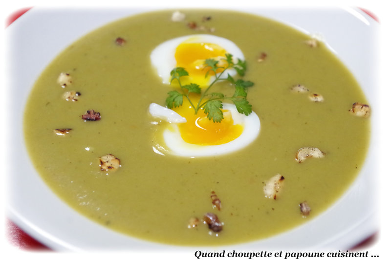 VELOUTE AUX VERTS DE POIREAU, A L'OEUF MOLLET ET AUX NOISETTES