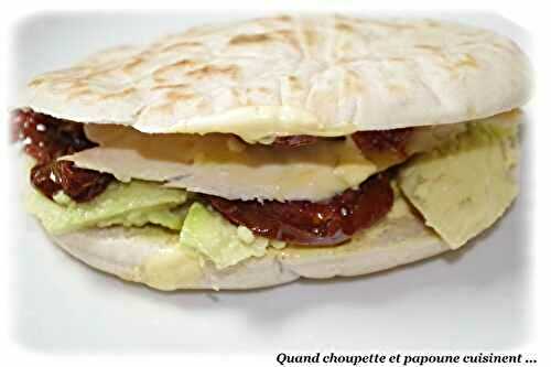 PAIN PITA POULET FROID, AVOCAT, TOMATES SECHEES