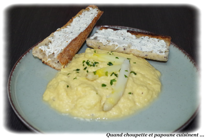 OEUFS BROUILLES ASPERGES ET TARTINES