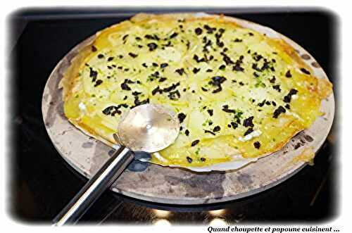 PIZZA AU CAMEMBERT, AUX POMMES DE TERRE ET A LA CHAPELURE D'OLIVE NOIRE