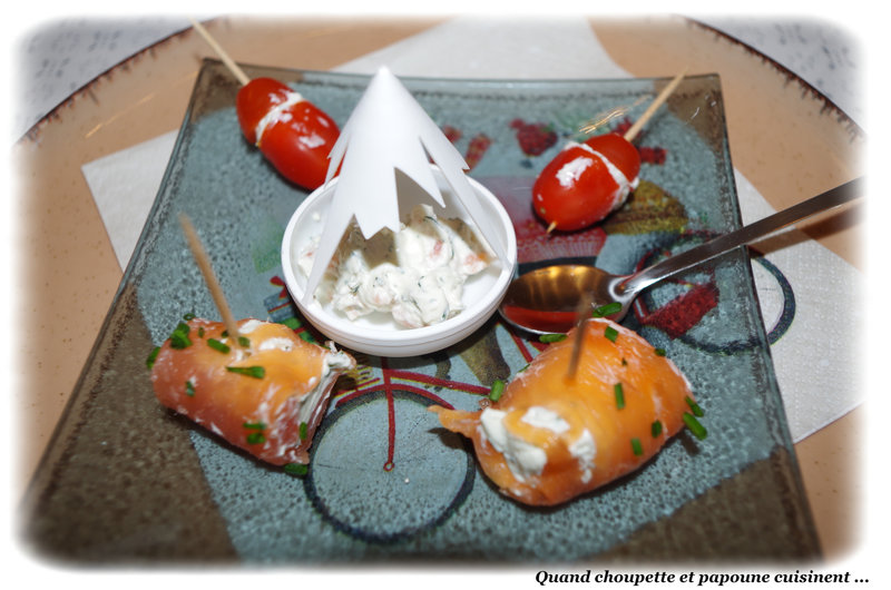 PETITS ROULES DE SAUMON FUME AU FROMAGE FRAIS / TOMATES CERISES FARCIES AU SAUMON FUME