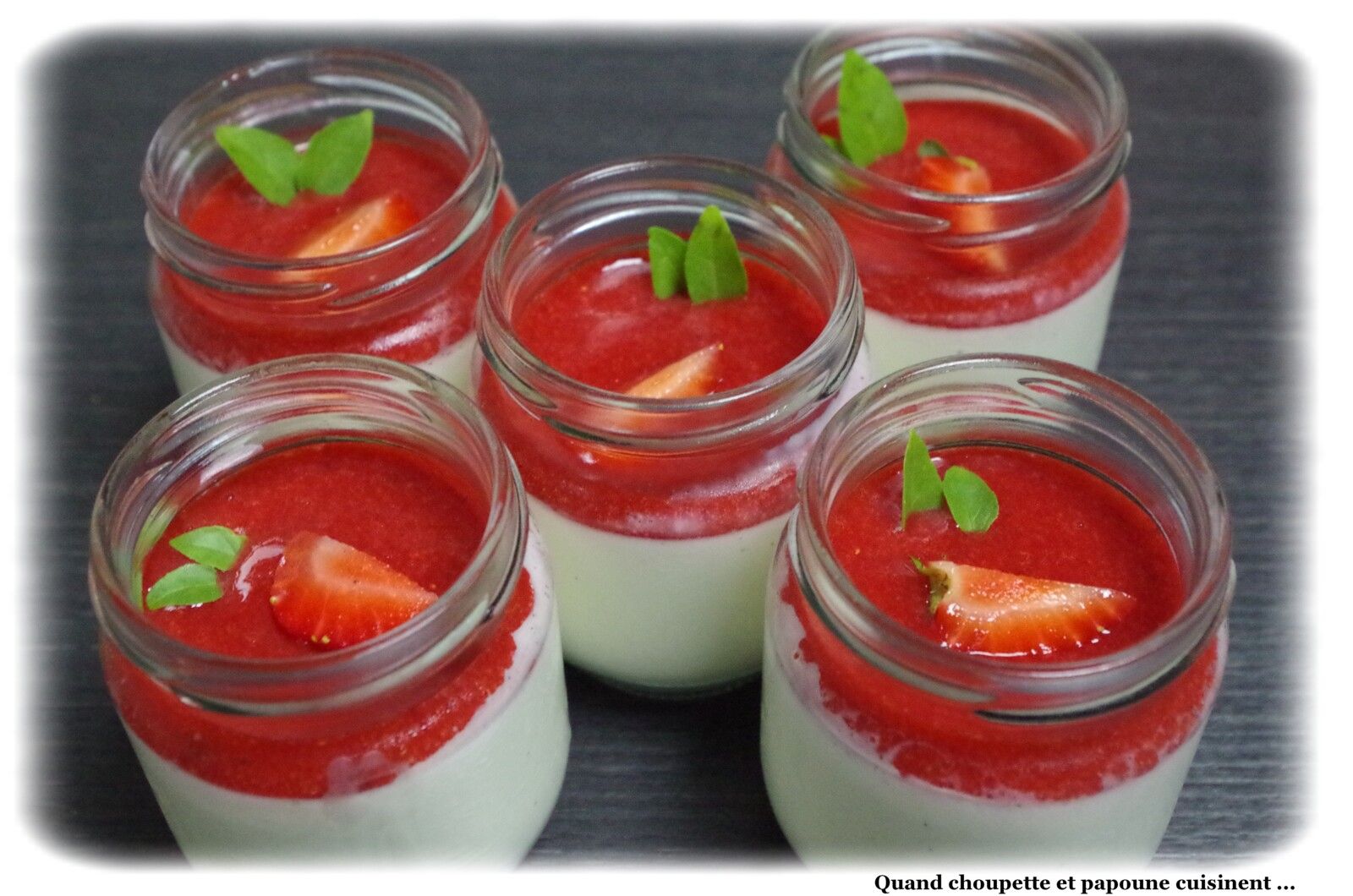 PANNA COTTA A LA VANILLE, COULIS DE FRAISE AU BASILIC