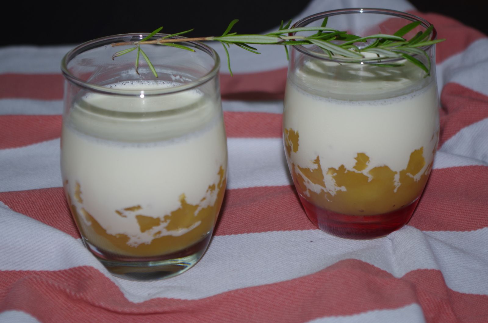 PANNA COTTA AU ROMARIN ET COMPOTE DE POMME