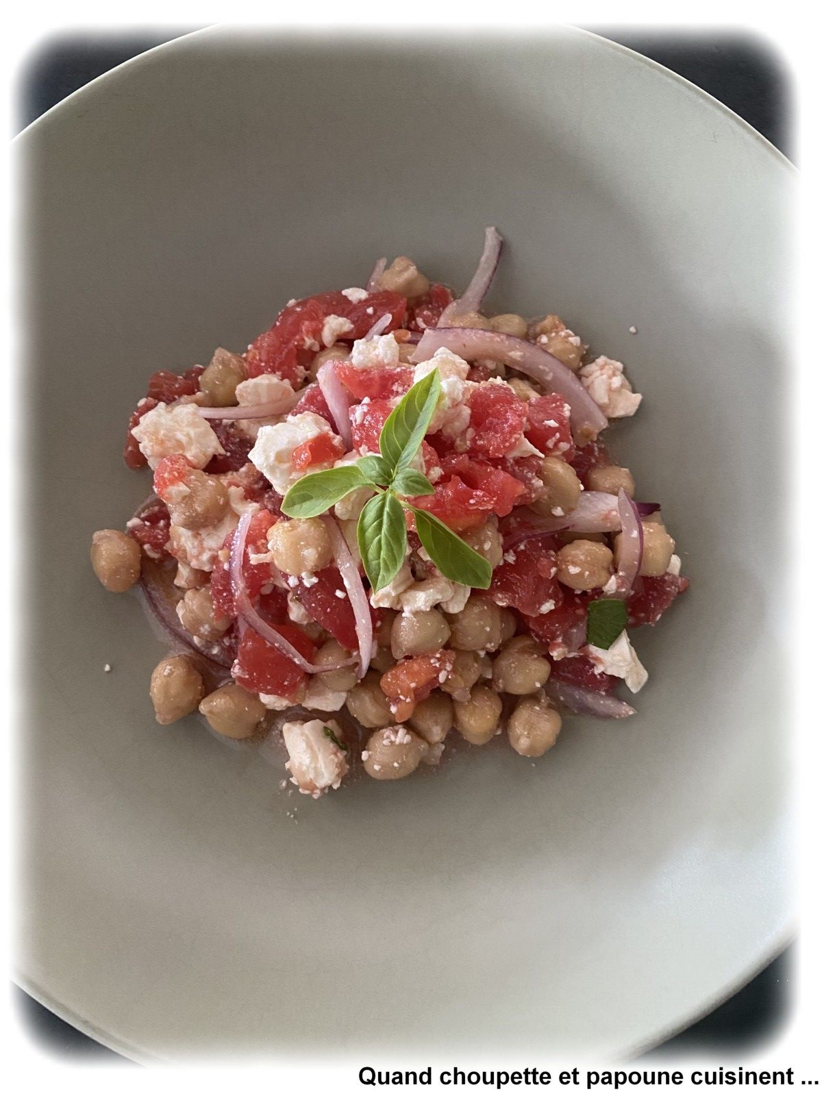 SALADE DE TOMATES ET DES POIS CHICHES