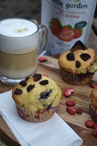 Muffins coeur myrtille et fraises séchées - recette gourmande