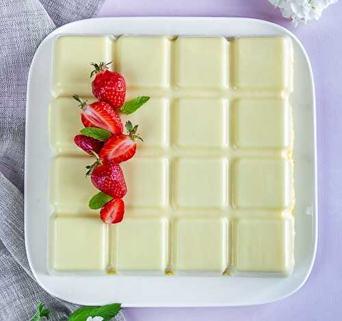 Fraisier en coque de chocolat blanc