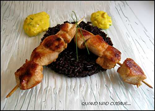 Brochettes de poulet, crème safranée et riz noir