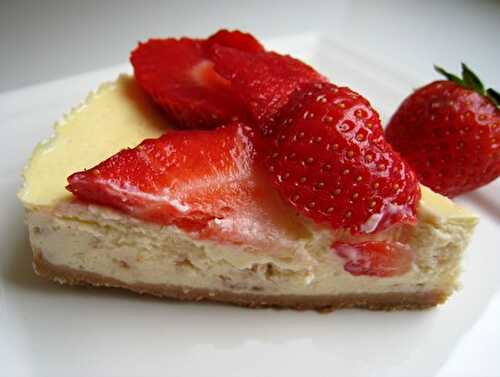 Cheesecake aux fraises et pépites de chocolat blanc aux fraises