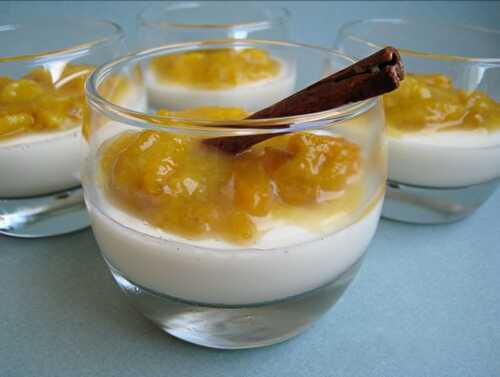 Panna cotta à la cardamome et sa compotée de mirabelles