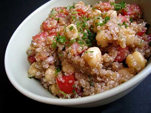 Salade de quinoa aux pois chiches et tomates