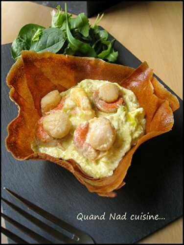 Tulipes de noix de Saint-Jacques sur fondue de poireaux safranée aux crevettes