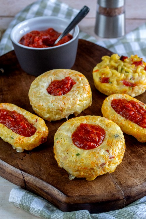 Gâteaux de coquillettes coeur de sauce tomate