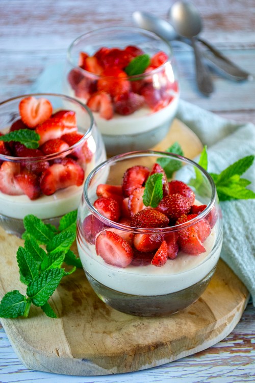 Crèmes à la vanille et fraises