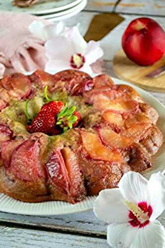 Gâteau renversé aux nectarines et aux fraises