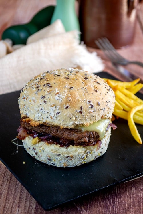 Burgers à la raclette et à l'oignon confit