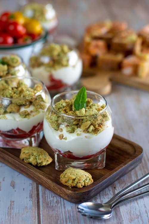 Verrines apéro à la mousse de mozzarella et tomates
