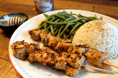 Brochettes de poulet au miel, tamari et graines de sésames