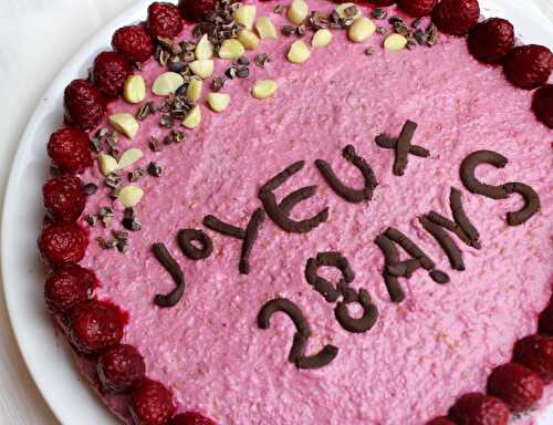 Joyeux 28 ans: Gâteau d'anniversaire à l'amande et à la crème de framboise