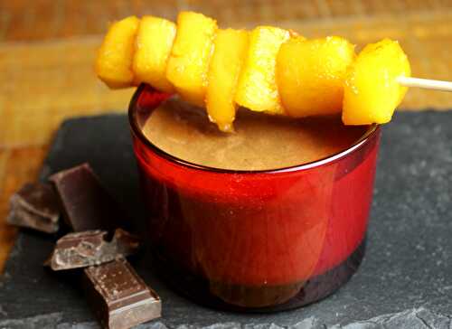 Mousse au chocolat et brochette d'ananas rôti au miel