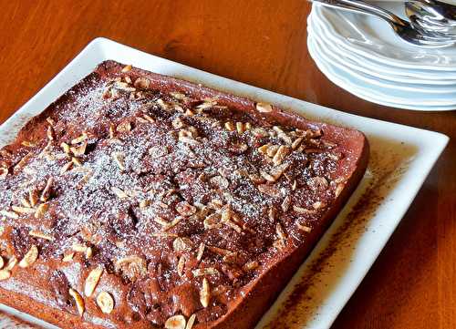 Gâteau au yaourt avec du chocolat et des fruits secs