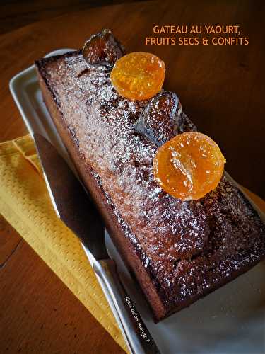 Gâteau au yaourt, fruits secs et confits