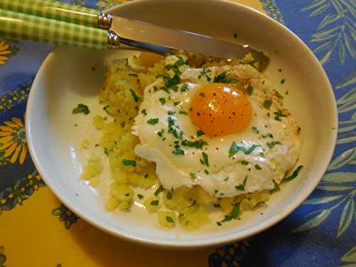 Oeuf à cheval sur écrasé de pommes de terre au persil et tomme du Nevet